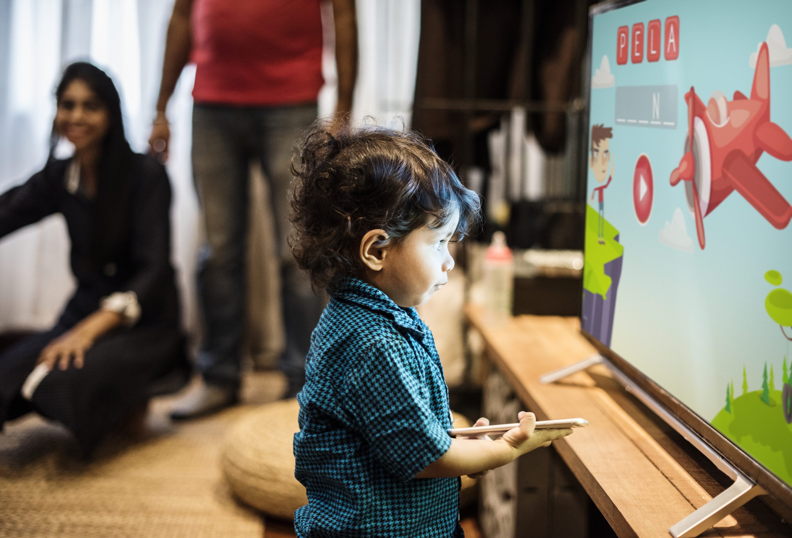 Jeune garçon devant une télévision participant à des jeux PowerPoint