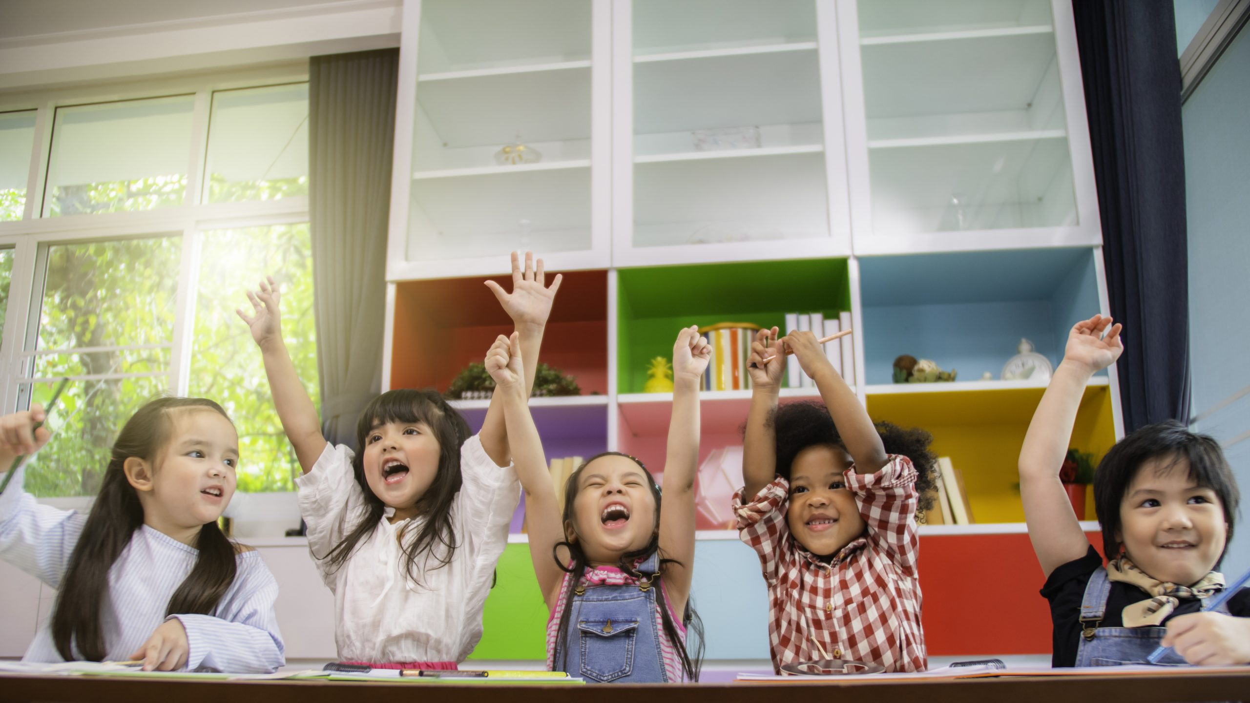 Los niños participan activamente en las actividades de clase